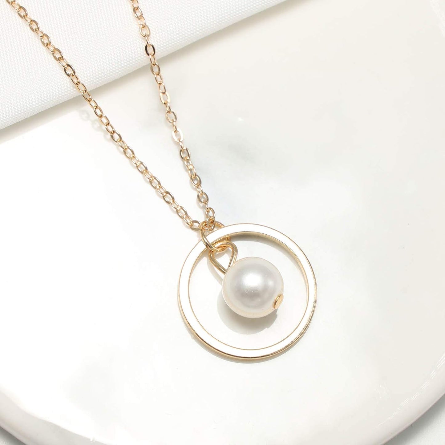 Fashion Pearl Necklace Chain Simple Hollow Ring Pearl Pendant Necklace Jewelry Accessories for Women and Girls