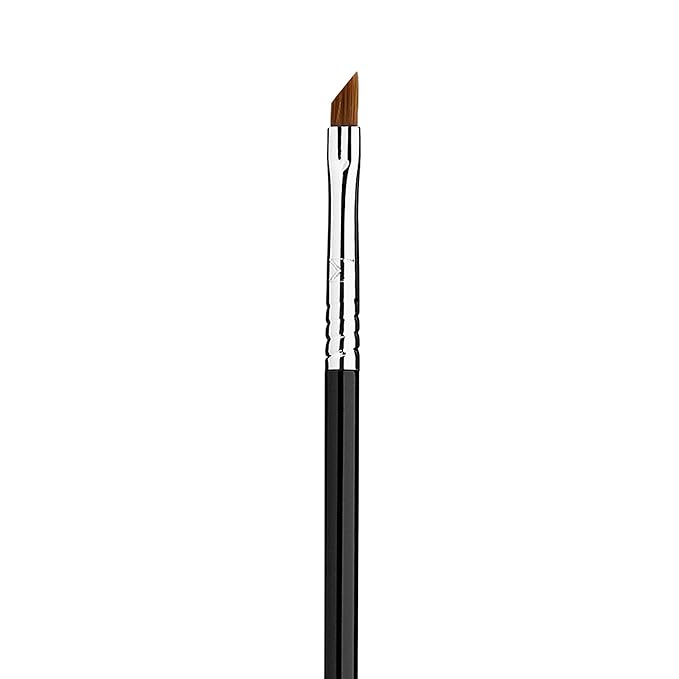 Sigma Beauty Professional E06 Eye Liner Brush – Fine Angled Eyeliner Brush with Pointed Tip for Meticulously Applying Gel and Liquid Eyeliner, For Cat Eyeliner & Winged Liner (1 Brush)
